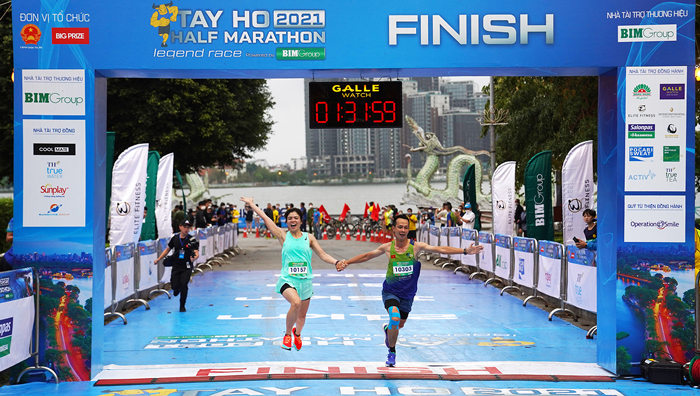 Près 3 000 coureurs en lice au Semi-marathon Tây Hô 2021 à Hanoi